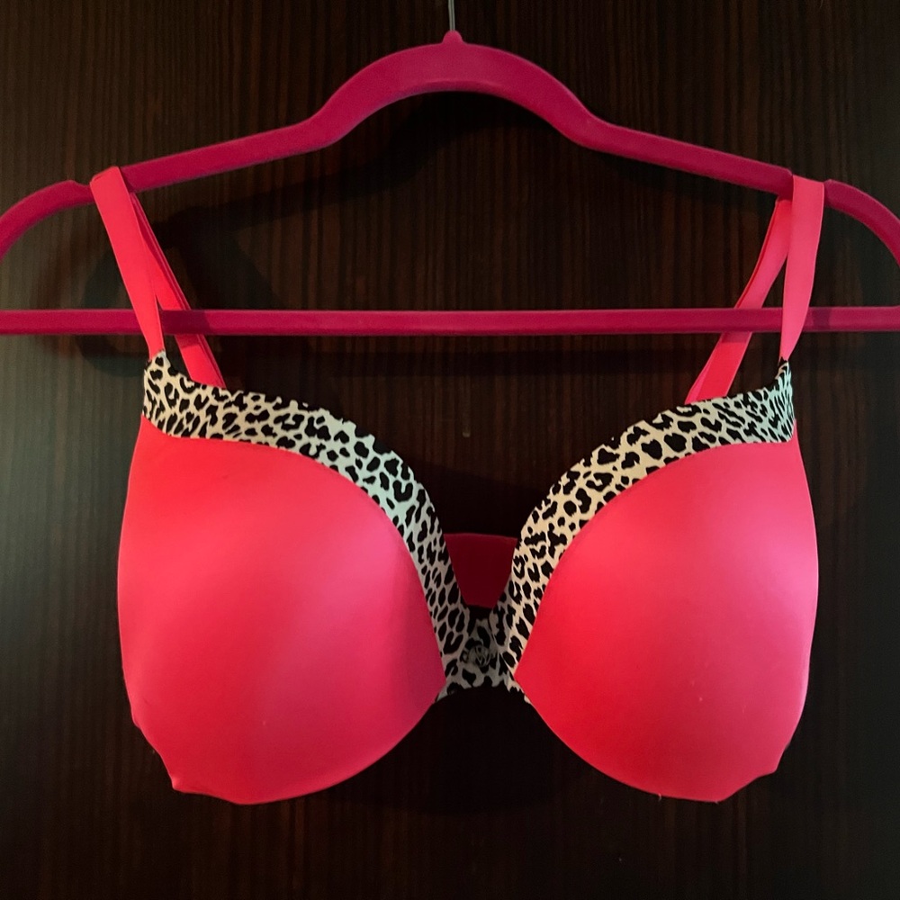 Victoria's Secret Very Sexy Push Up Bra Coral Pink with Leopard trim 32DDD